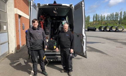 Elev Kristian Korsgaard Jürgensen og Jan Nielsen foran arbejdsbil