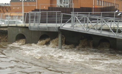 Masser af vand ved slusen