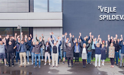 Alle Vejle Spildevands Medarbejdere foran kontor på Toldbodvej
