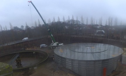 Lagertank til regn-og spildevand i beton og stor kran
