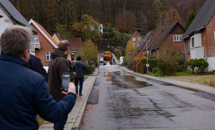 Slamsuger lukker 10.000 liter vand ud på vej