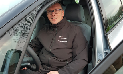 Produktionschef Claus Christensen i elbil