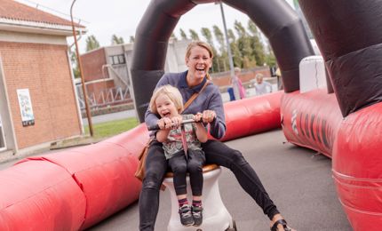 Kvinde og barn kører lokumsræs